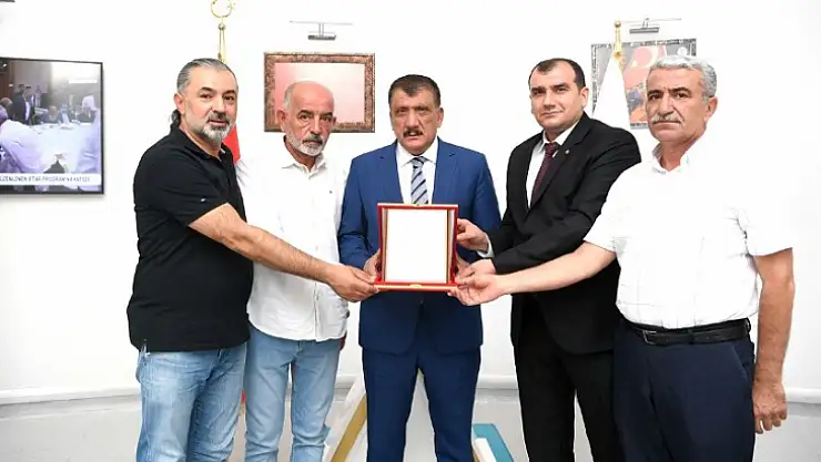 Esnaf Oda Başkanlarından Başkan Gürkan'a plaket