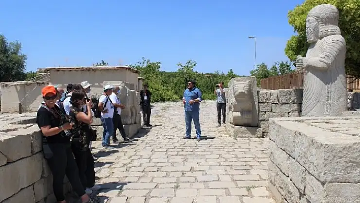 Fotoğrafseverler, Battalgazi'deki Tarihi Mekanları Gezdi