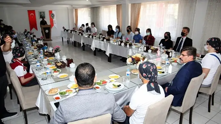 'Genç Adımlar Kampa-5' projesine Katılacak Gençler Kahvaltıda Buluştu