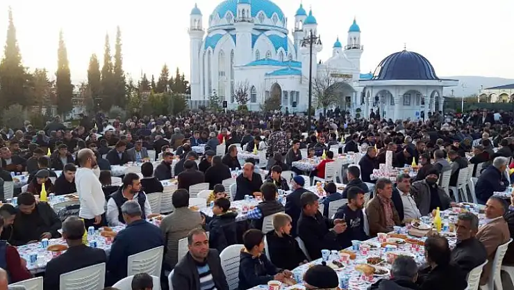 Gönül Dostları Şeyh Muhammed Kırçalı K.S. Türbesinde İftar Yemeğinde Buluştu