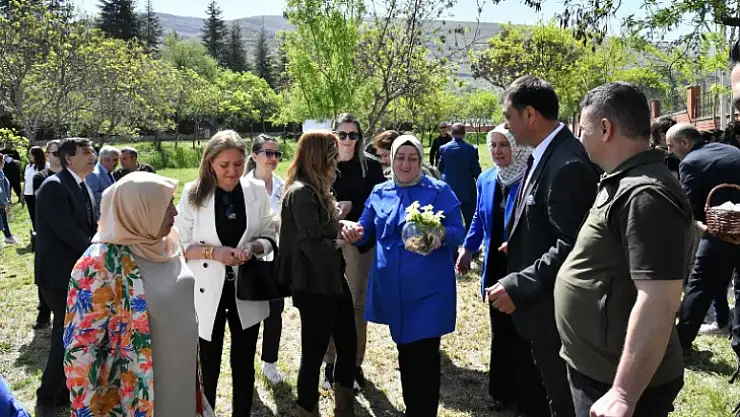 Hanımefendi Hanife Yazıcı Endemik Bitki Türü Dikim Etkinliğine Katıldı