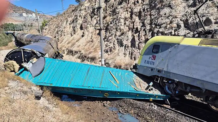 Hasançelebi'de 2 Yük Treni Çarpıştı: 1 Makinis Yaralı