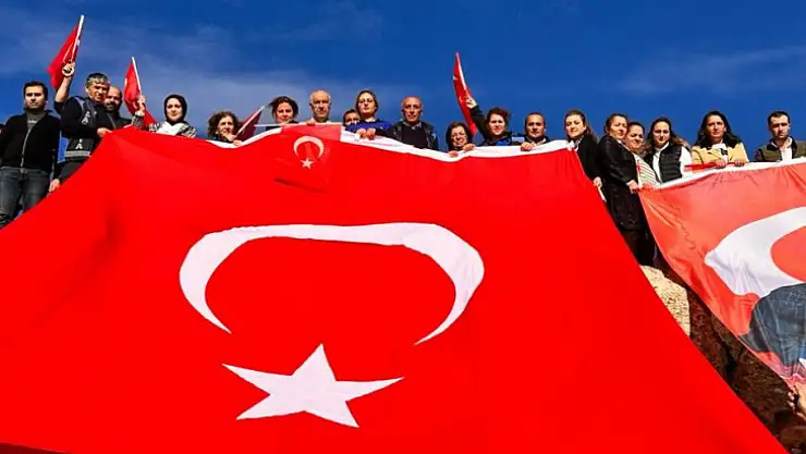 Hekimhan'da Zurbahan Dağına Türk Bayrağı ve Atatürk Posteri Açtılar