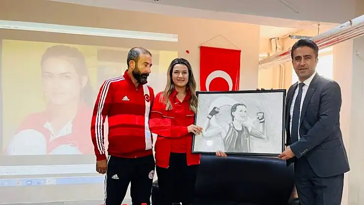 İnönü Ortaokulu Dünya Kadınlar Boks Şampiyonu Hatice AKBAŞ'ı Ağırladı.