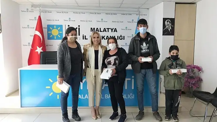 İYİ Parti Malatya Kadın Politikaları Başkanlığından Gençlere Hediye Tablet