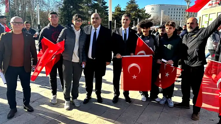 İYİ Parti Türk Bayrağı ve Atatürk'ün Bursa Nutku'nu Dağıttı