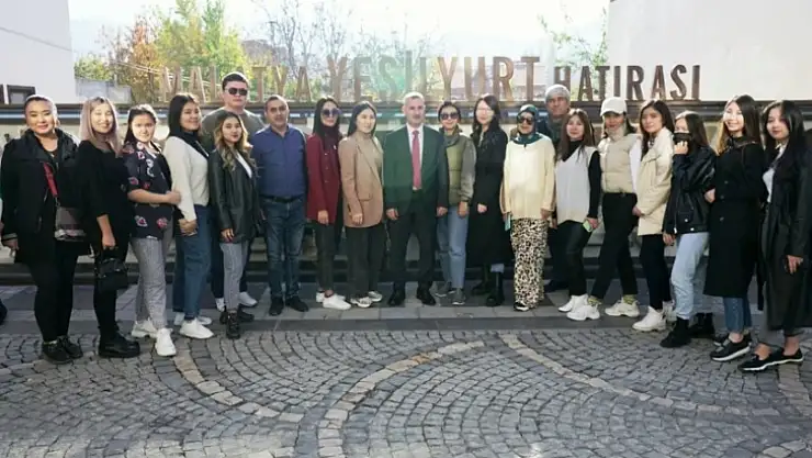 Kazakistan'lı Akademisyen ve Öğrencileri Tarihi Yeşilyurt Konaklarında Ağırlandı