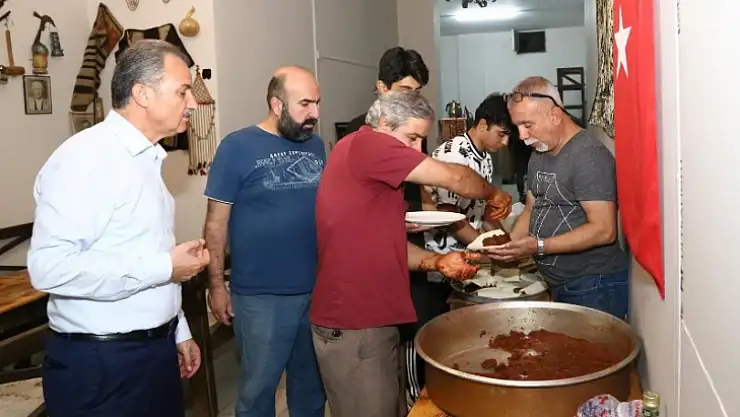 Mahallelilerden Belediye İşçilerine Çiğköfte İkramı