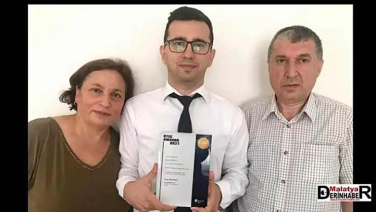 Malatyalı Büktel Ailesinin oğlu Eren Büktel'e İngiltere'nin en Prestijli Yılın Öğretmeni Ödülü