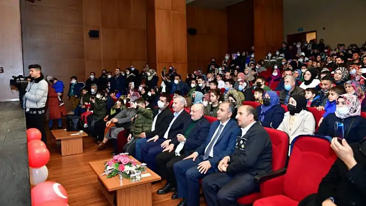 'Minik Yüreklerde Akif, Dillerde Hürriyet'