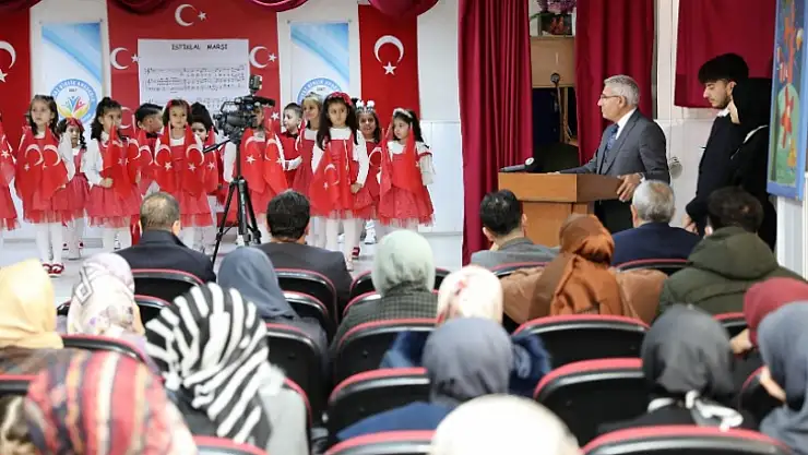 ÖĞRENCİLERİN COŞKULU GÖSTERİSİ BAŞKAN GÜDER'İ DUYGULANDIRDI
