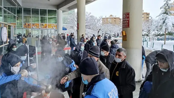 Polisten Sıcak Çorba İkramı
