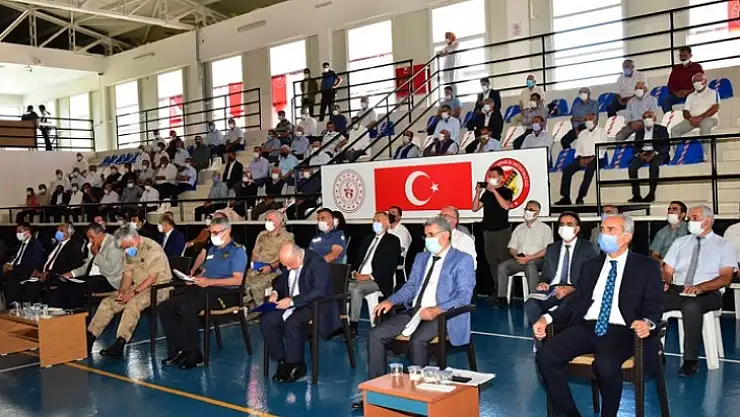 Vali Baruş, Akçadağ'da Kurum Yetkilileri ve Muhtarları Bir Araya Getirdi