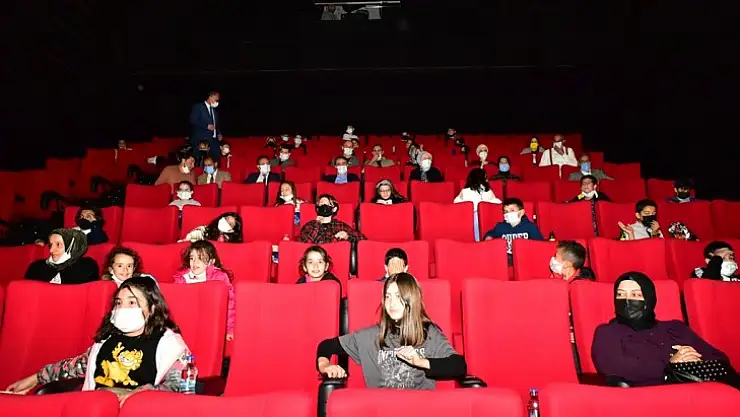 Vali Baruş Öğrencilerle 'Akif' Filmini Seyretti