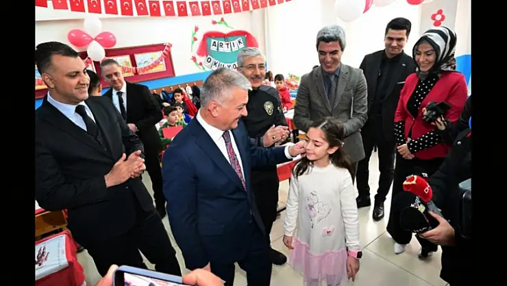 Vali Ersin Yazıcı Karne Dağıtım Törenine Katıldı