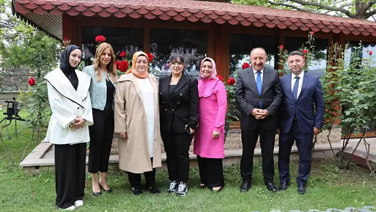 Vali Eşi Hanımefendi Hanife Yazıcı'dan Şehit Kızına Ziyaret