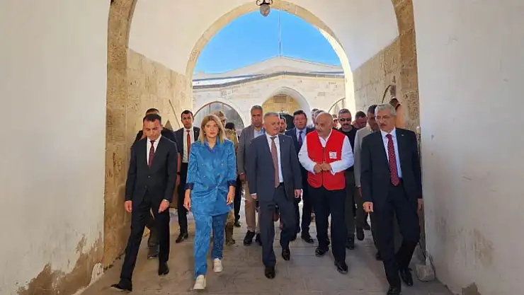 Vali Yazıcı ve Milletvekili Ölmeztoprak Hekimhan Tarihi Taş Han'da