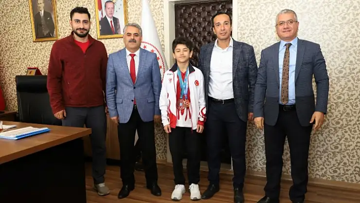 Wako Avrupa Kick Boks Avrupa üçüncüsü Mehmet Deveci'den İl Müdürü Kayhan'a Ziyaret