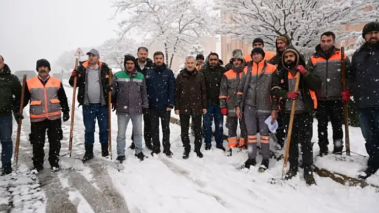Yeşilyurt Belediyesi Ekipleri, Kar Yağışına Hızla Müdahale Ediyor