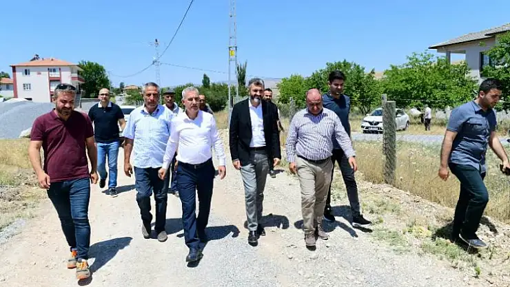 Yeşilyurt'un Kırsal Bölgelerinde Yol Yenileme Hizmetleri Ağırlık Kazandı