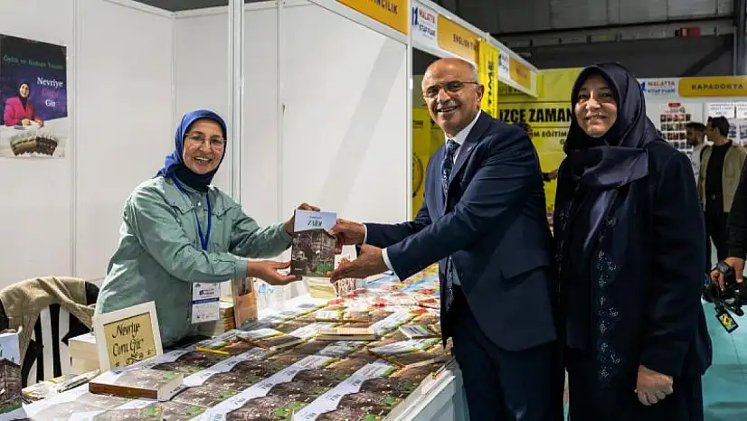 Başkan Er Stantları Ziyaret Ederek Yazarlarla Bir Araya Geldi