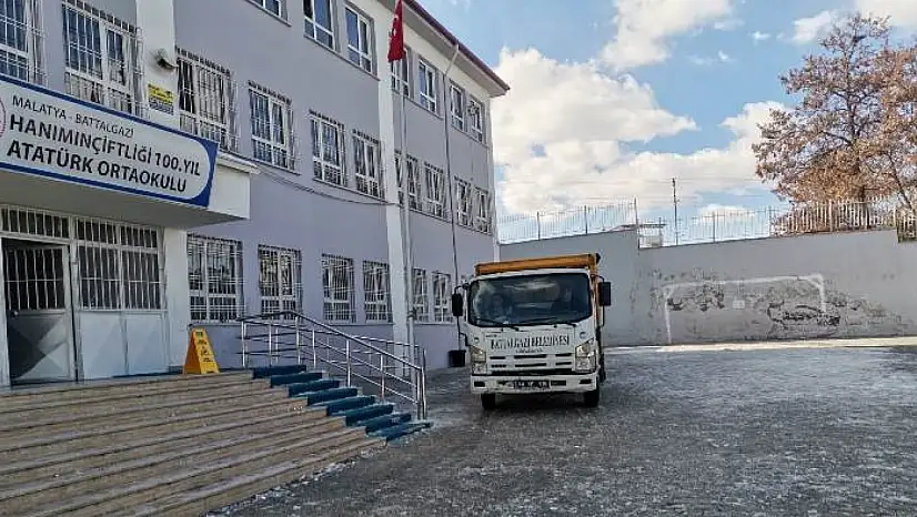 Battalgazi Belediyesi'nden Okul Bahçelerinde Tuzlama Çalışması