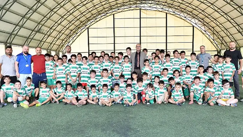 Geleceğin Yıldızları Yeşilyurt Belediyesi Futbol Kursunda