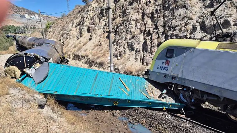 Hasançelebi'de 2 Yük Treni Çarpıştı: 1 Makinis Yaralı