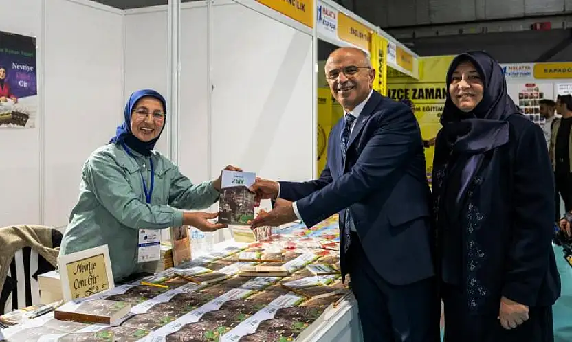 Başkan Er Stantları Ziyaret Ederek Yazarlarla Bir Araya Geldi